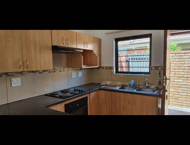 3 BEDROOM TOWNHOUSE FOR SALE IN POMONA